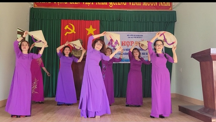 2.Phụ nữ xã Xuân Hòa tham gia múa trong buổi họp mặt ngày.jpg