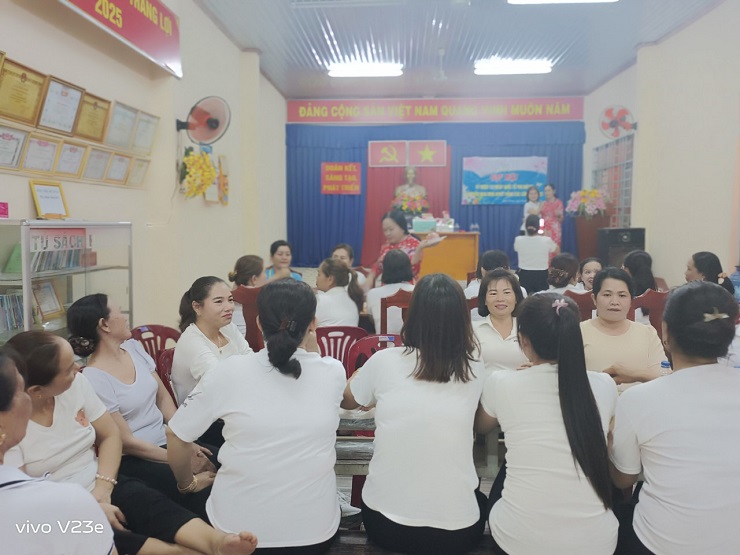 29m-Hội viên Hội Phụ nữ xã Xuân Hưng tham gia sinh hoạt Tổ phụ nữ.jpg