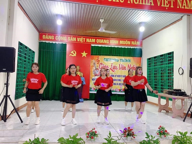 35.Phụ nữ xã Xuân Hòa tổ chức văn nghệ giao lưu giữa các ấp.jpg