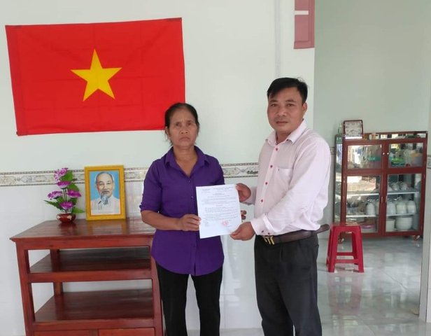 Chủ tịch UBMTTQVN xã Xuân Thọ trao quyết định tặng nhà tình thương cho hộ bà Thị Xửng.jpg
