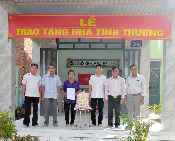 Chủ tịch UBMTTQVN xã Xuân Thọ và các ban ngành của xã Xuân Thọ trao tặng nhà cho bà Thị Xửng.jpg
