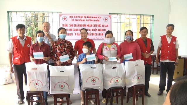 Hội chữ thập đỏ huyện Xuân Lộc phối hợp tặng quà cho các nạn nhân chất độc da cam.jpg