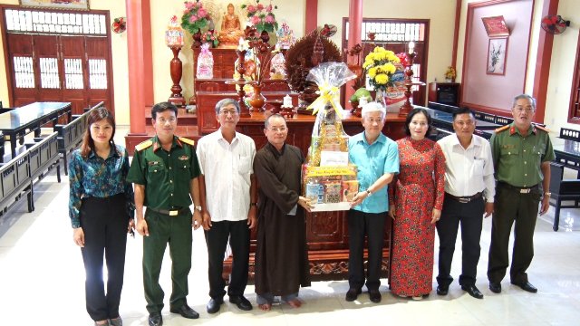 h21-thăm, tặng quà nhân ngày Lễ Phật đản.jpg