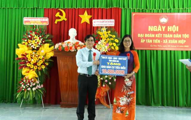 Phó chủ tịch tỉnh  Nguyễn Sơn Hùng tặng quà cho Khu dân cư.jpg