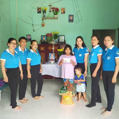 Phụ nữ Xuân Thành tặng quà cho gia đình anh Phan Huy DUy.jpg