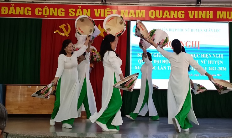 29.Các chị hội viên phụ nữ xã Bảo Hòa tham gia tiết mục múa tại hội nghị sơ kết giửa nhiệm kỳ.jpg