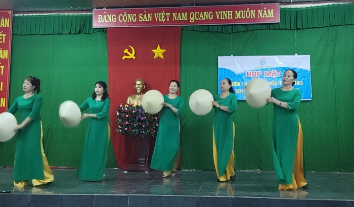39. Phụ nữ Xuân Hòa tham gia tiết mục múa nhân ngày 8.3.jpg