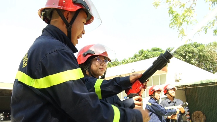 các em học sinh được thực hành các thiết bị, dung cụ chữa cháy (2).jpg