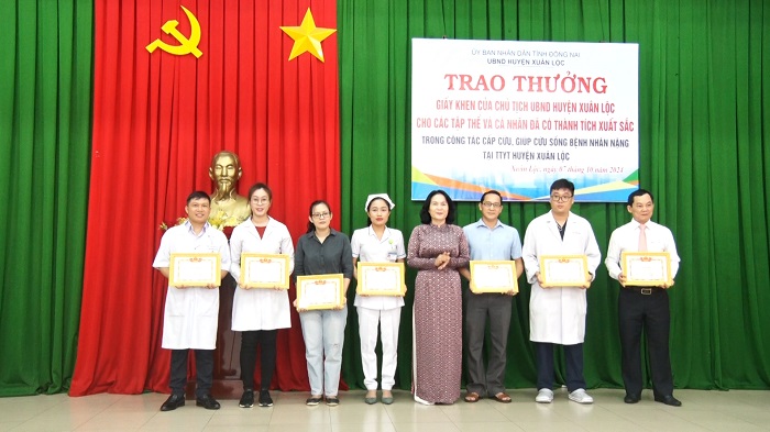 khen thuong các cá nhân xuất sắc trong ekip cấp cứu, cứu sống 2 bệnh nhân.jpg