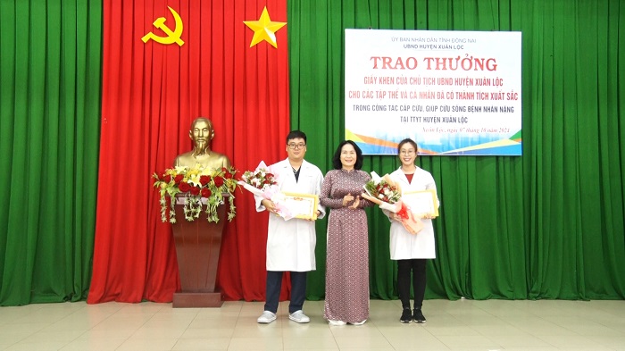 khen thưởng tập thể khoa ngoại và khoa sản trung tâm y tế huyện xuân lộc.jpg