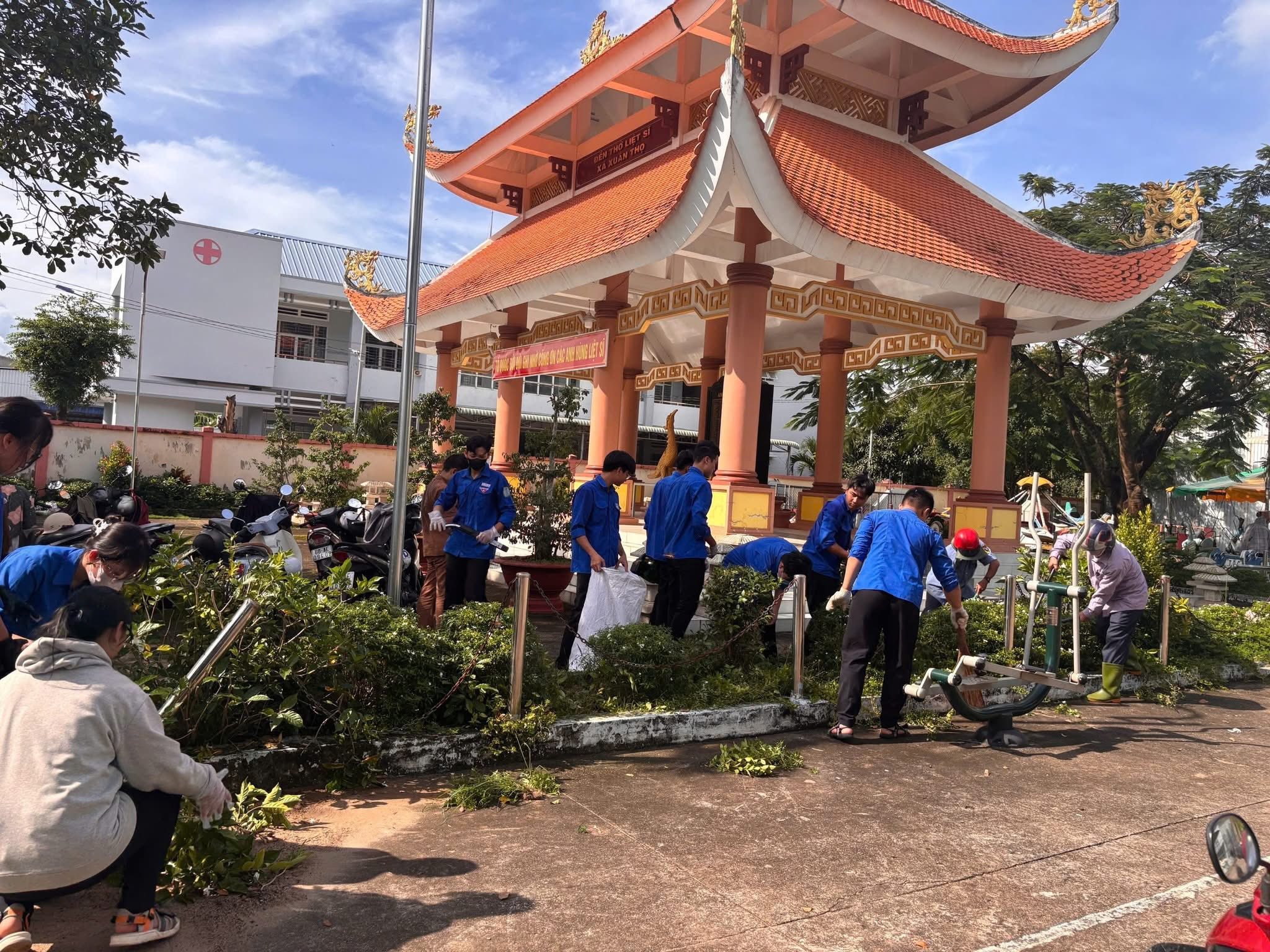 Có thể là hình ảnh về cây và đền thờ