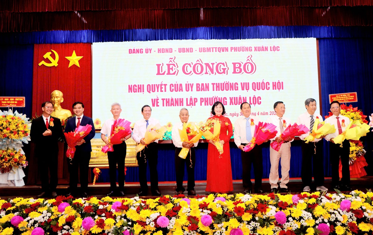 'A group of people on a stage

AI-generated content may be incorrect.'