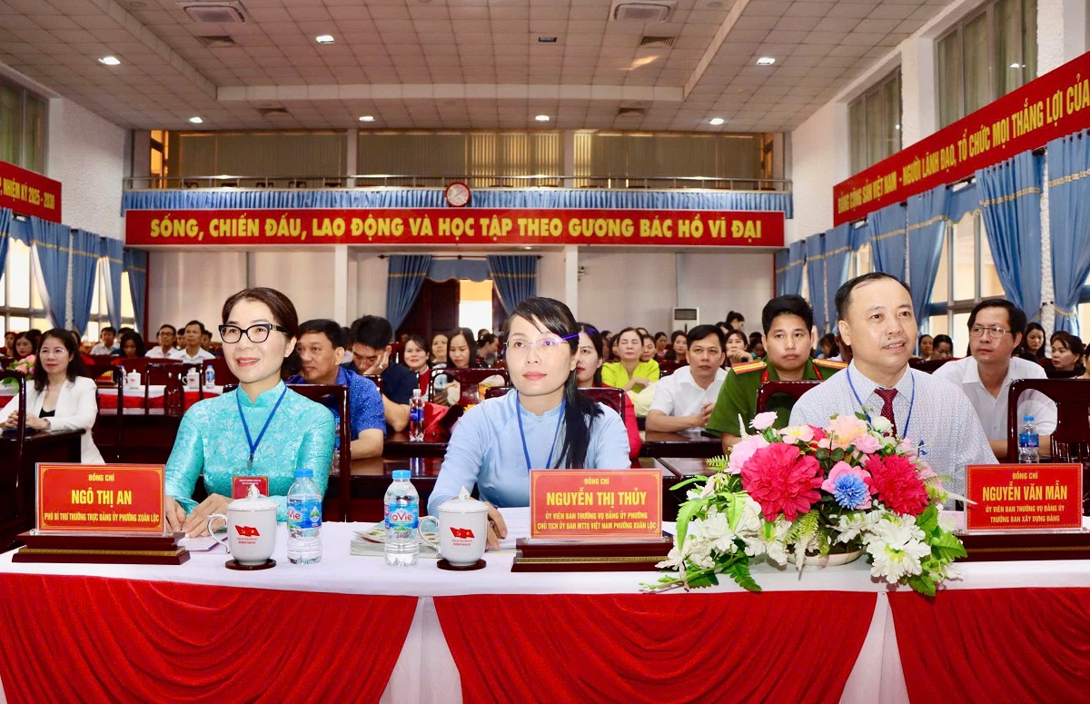 'A group of people sitting at a table

AI-generated content may be incorrect.'