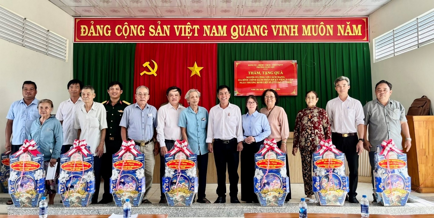 'A group of people standing in front of a flag

AI-generated content may be incorrect.'